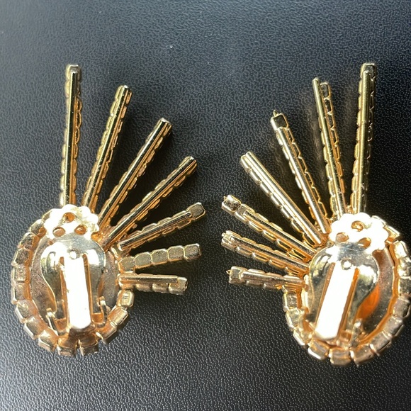 Vintage 80s gold tone clip statement earrings faux pearl - Picture 4 of 7